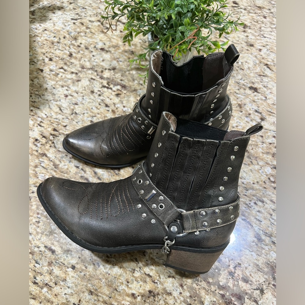Coconuts by Matisse Black Ankle Boots with Silver Accents - Picture 2 of 13